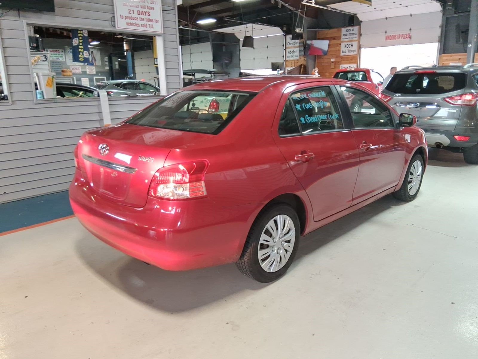 
								2010 Toyota Yaris Base full									