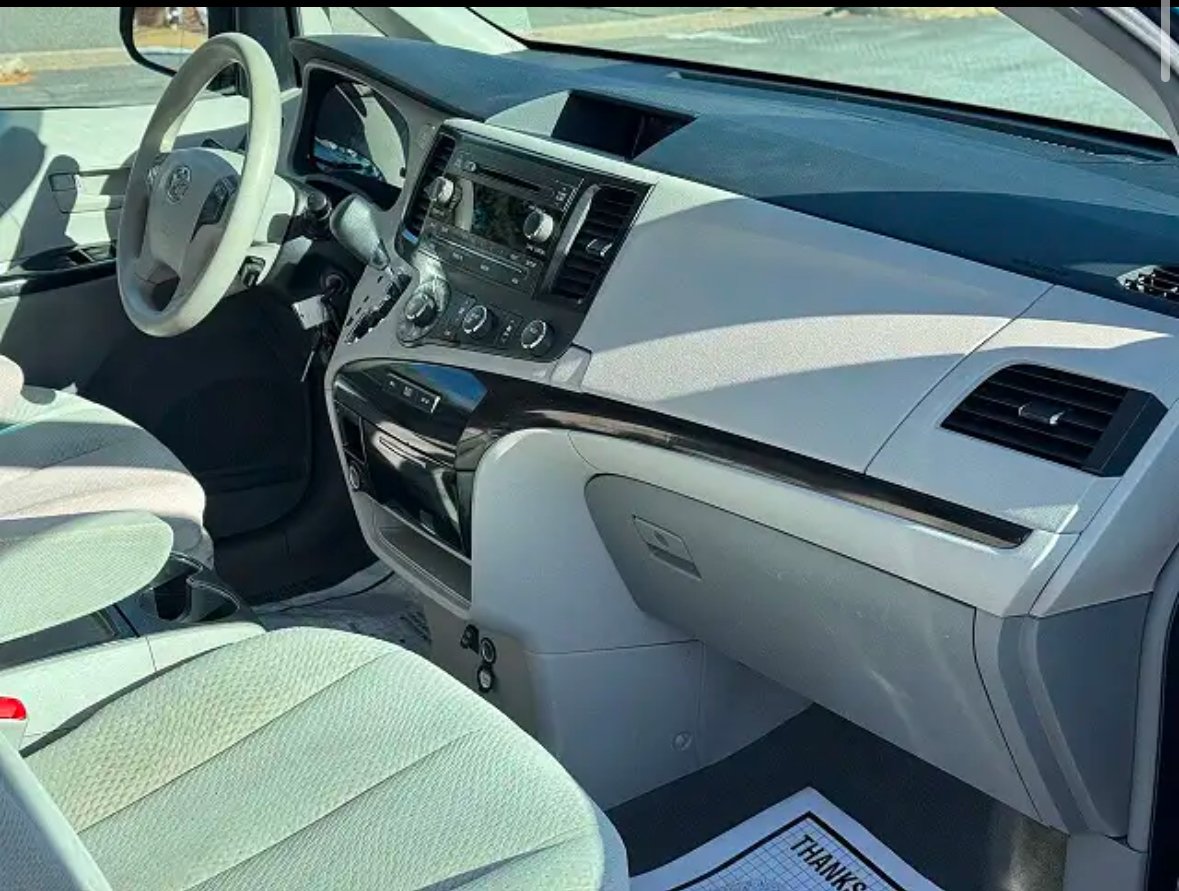 
								2013 Toyota Sienna LE full									