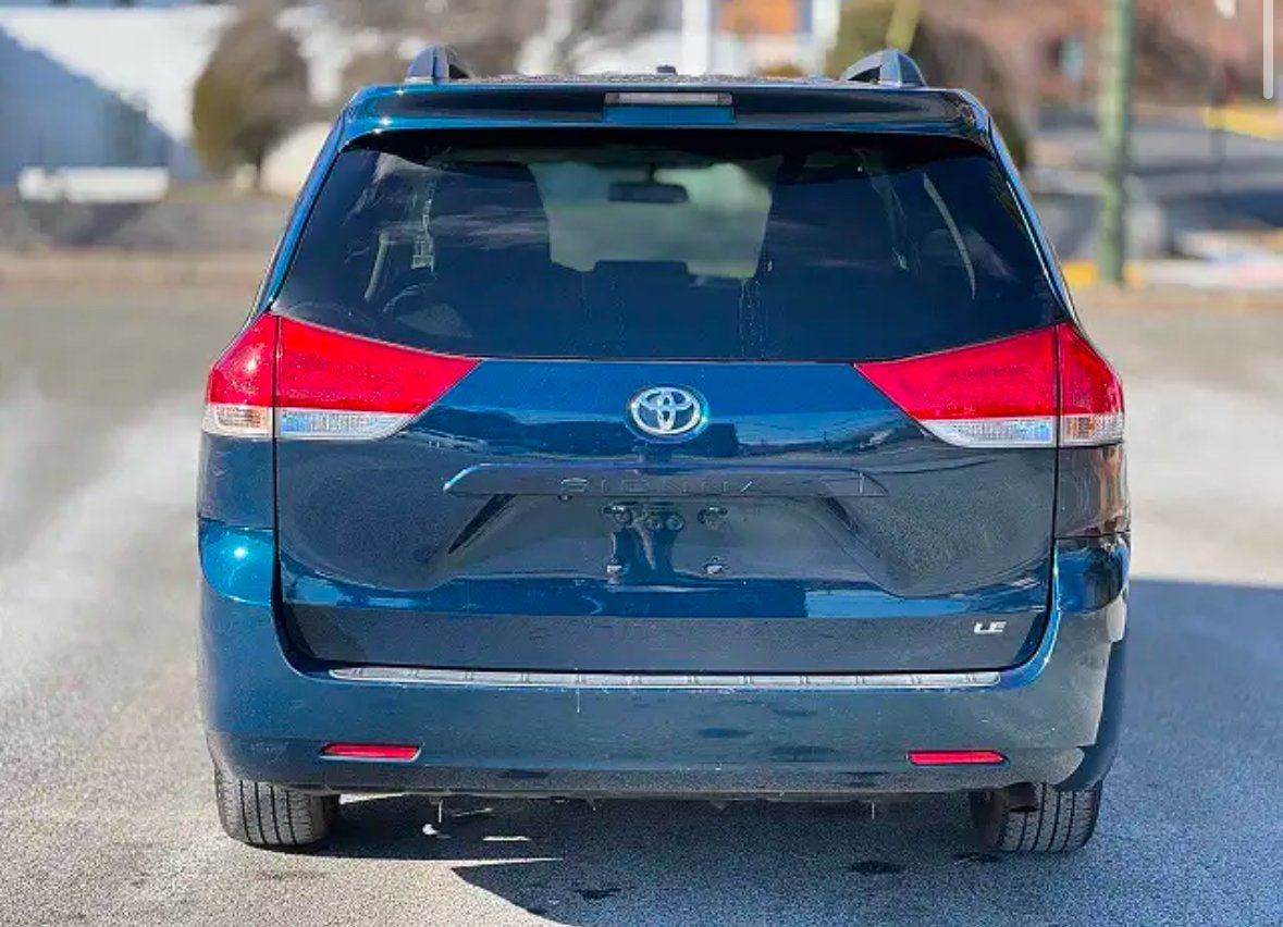 
								2013 Toyota Sienna LE full									