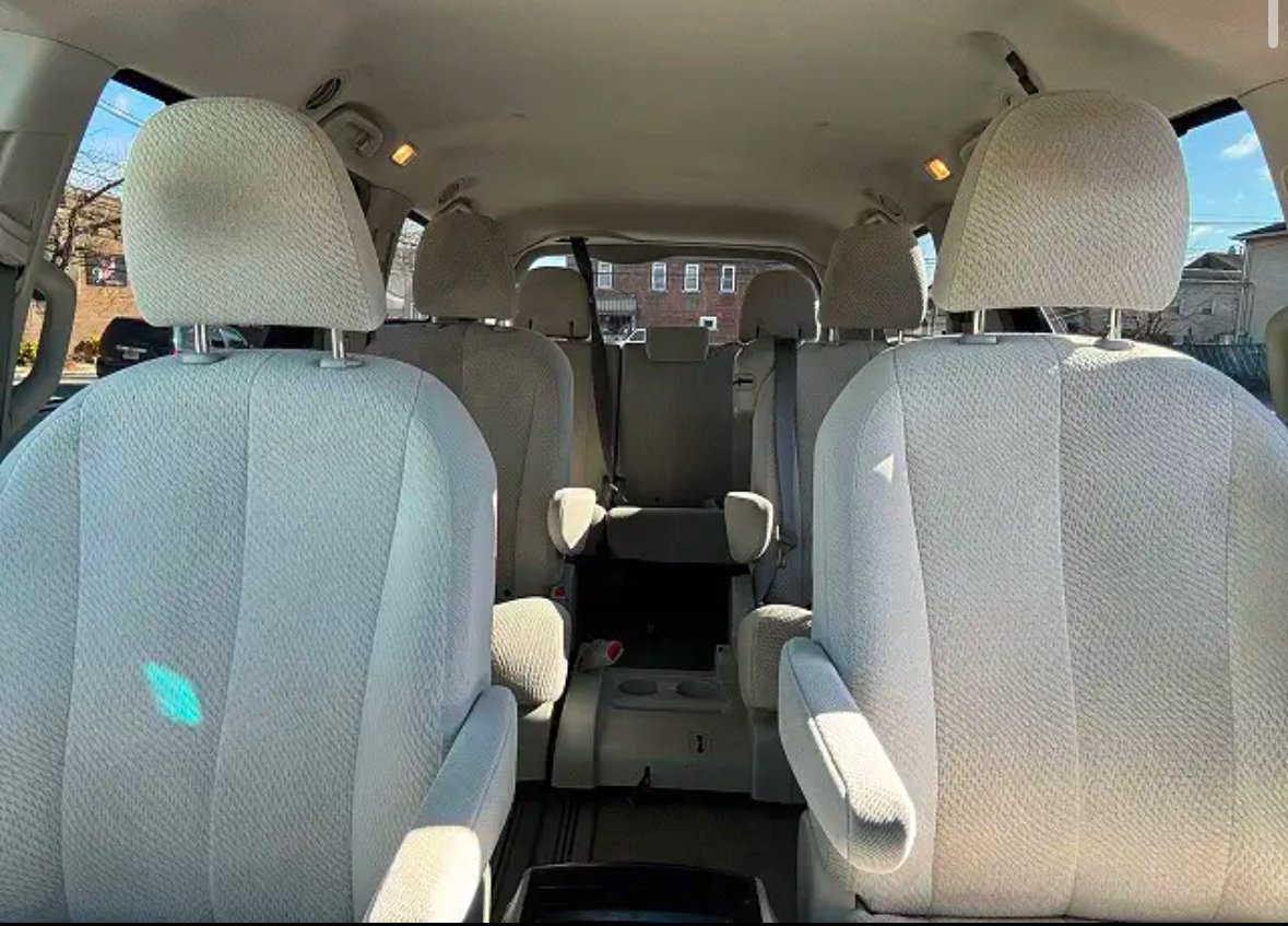 
								2013 Toyota Sienna LE full									