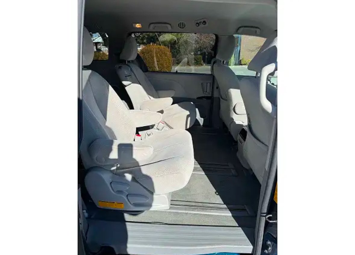 
								2013 Toyota Sienna LE full									