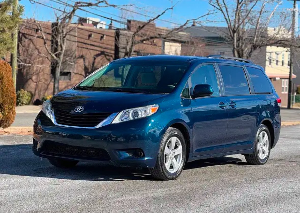 
								2013 Toyota Sienna LE full									