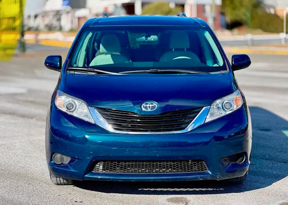 
								2013 Toyota Sienna LE full									