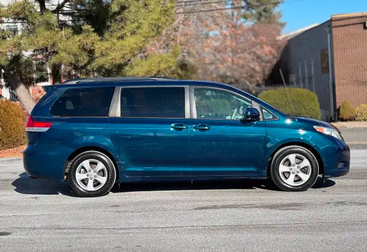 
								2013 Toyota Sienna LE full									