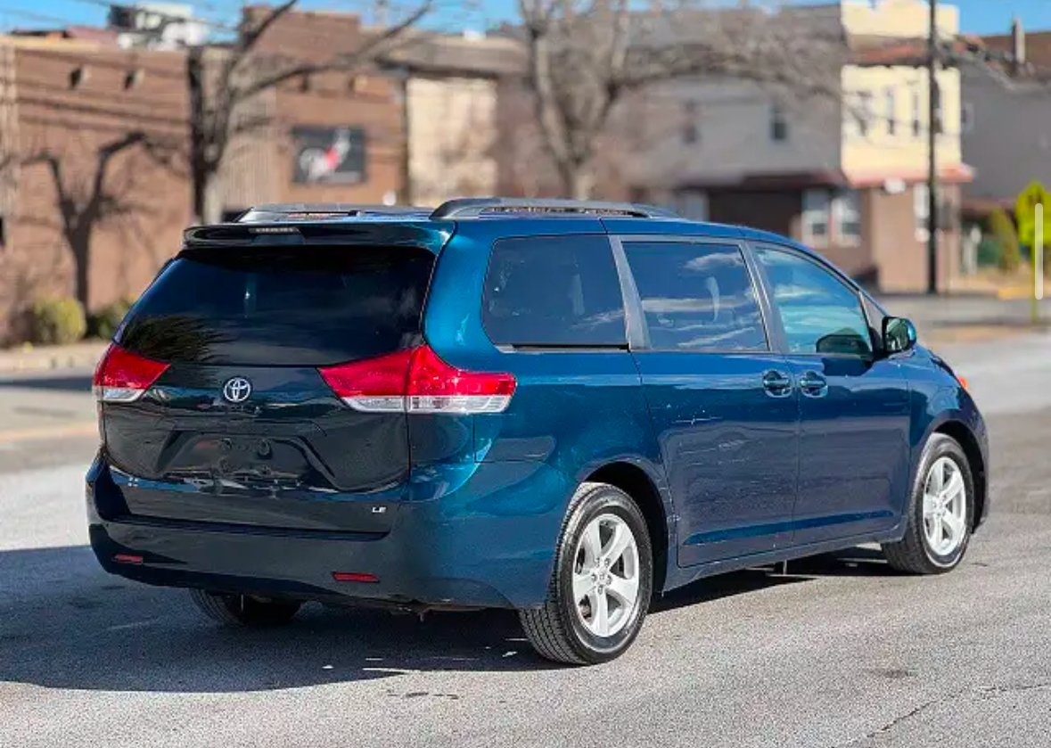 
								2013 Toyota Sienna LE full									