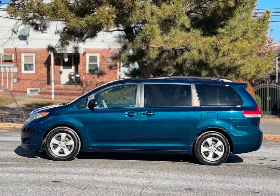 
								2013 Toyota Sienna LE full									