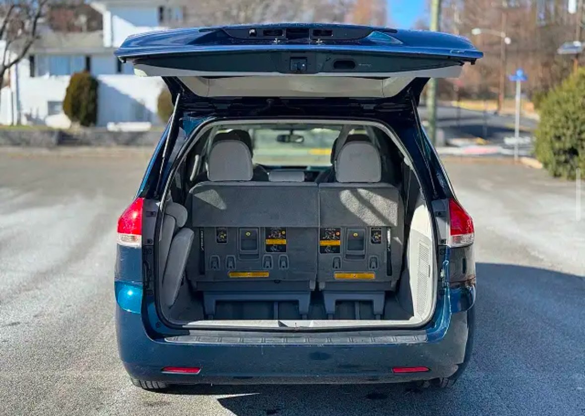 
								2013 Toyota Sienna LE full									