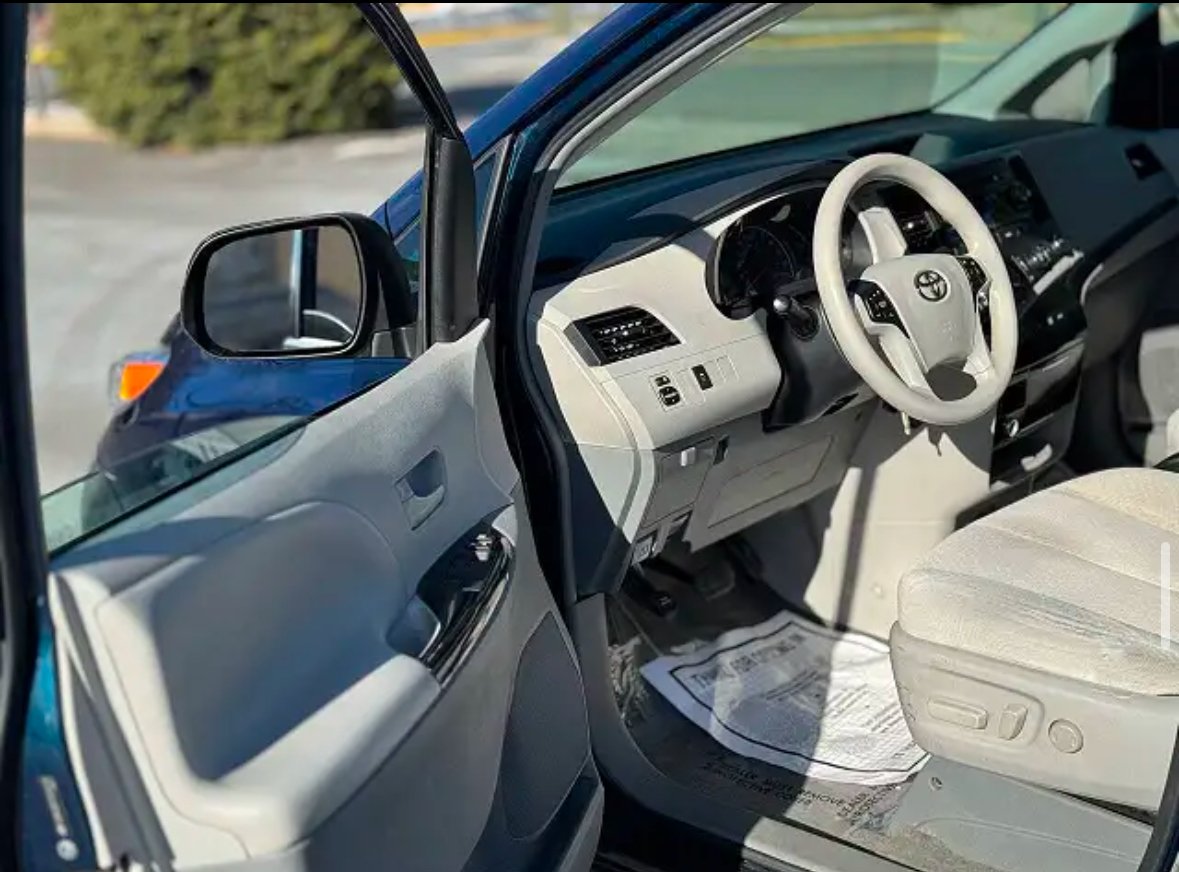 
								2013 Toyota Sienna LE full									