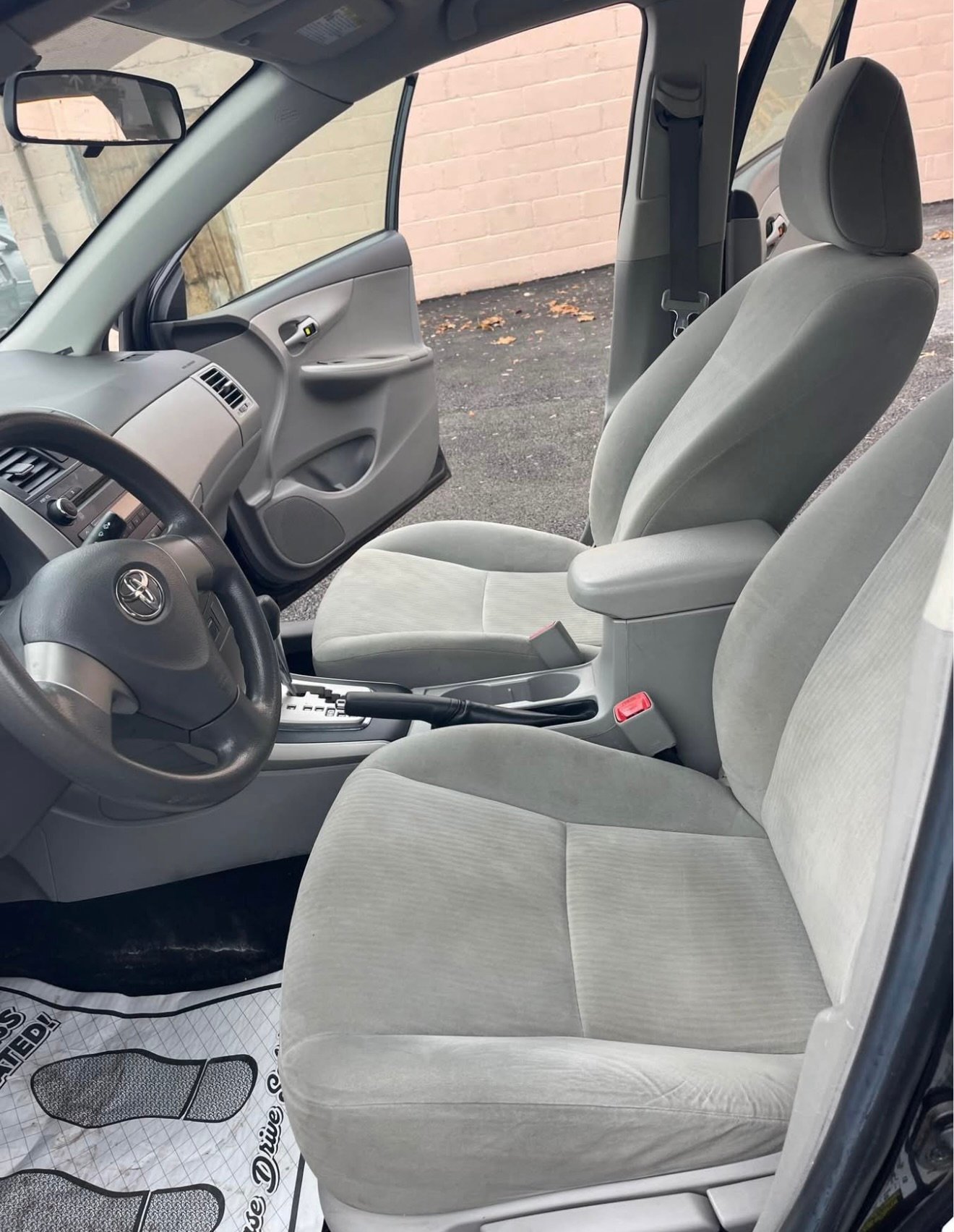 
								2010 Toyota Corolla LE FWD full									