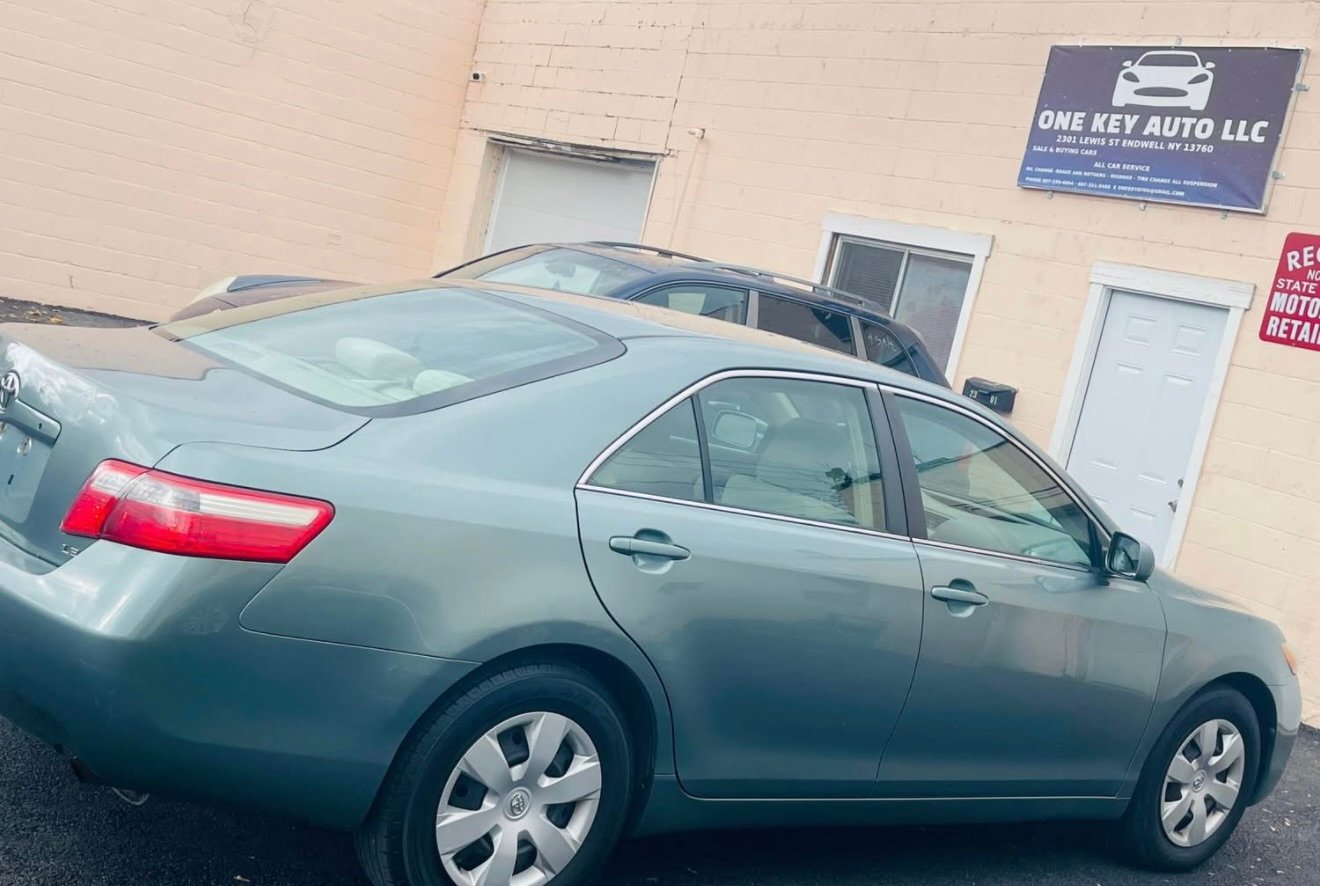 
								2008 Toyota Camry LE FWD full									